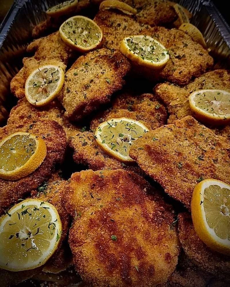 Breaded chicken cutlets with lemon slices